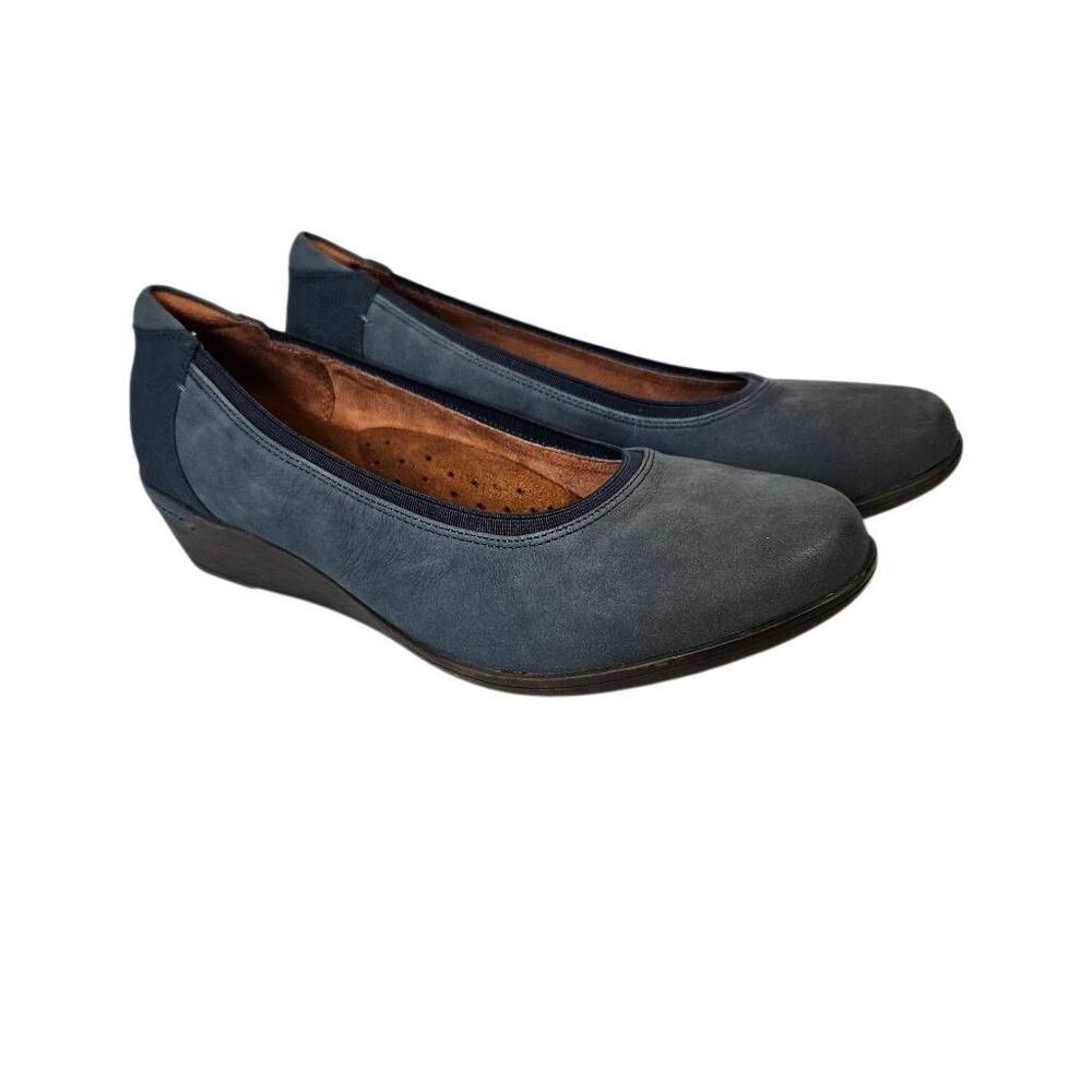 Cobb Hill womens blue leather slip on shoes. Size 8. NWOT.